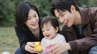Lee Min Ho and Song Hye Kyo Spending Beautiful Family Time With Their Baby